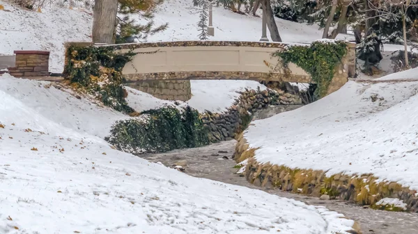 Clear Panorama Corriente y puente sobre un precioso parque cubierto de nieve en Salt Lake City en invierno — Foto de Stock