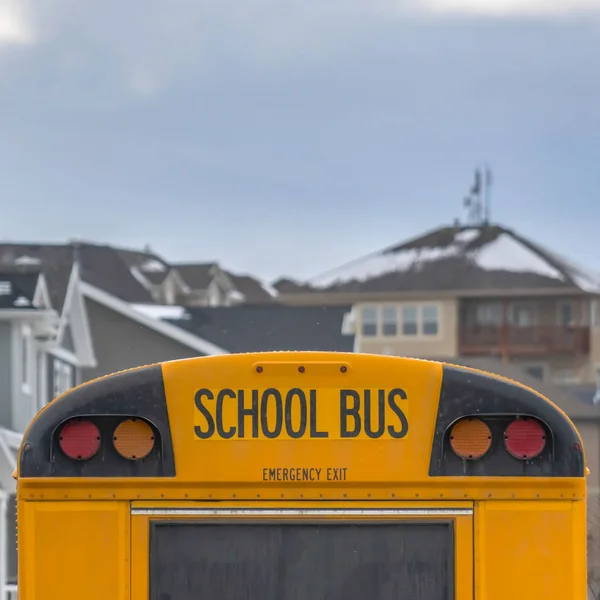 Kwadratowy żółty szkolny autobus z prostokątnym oknem i kilkoma światłami sygnałowymi z tyłu — Zdjęcie stockowe