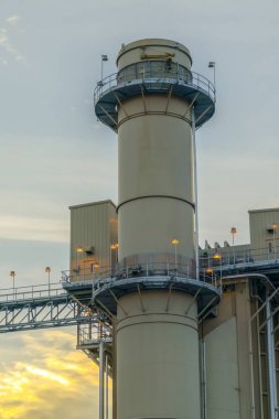 Gün batımında Utah Vadisi'ndeki bir elektrik santralinin büyük kulesinin kapatılması