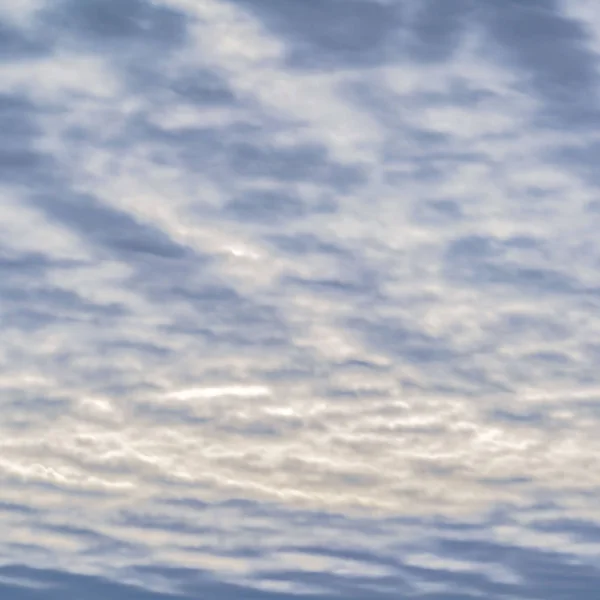 Vierkant verbazingwekkend grenzeloze blauwe hemel gevuld met een laag van witte pufffy wolken — Stockfoto