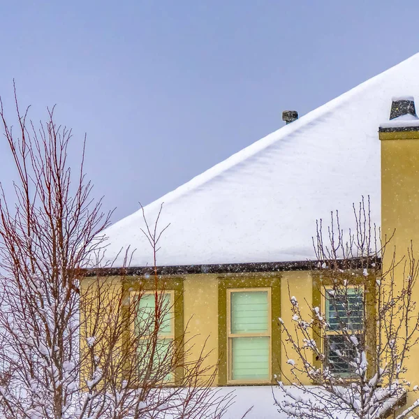 Klar quadratischen Haus und Bäume mit Schnee bedeckt während der Wintersaison bei Tagesanbruch utah — Stockfoto