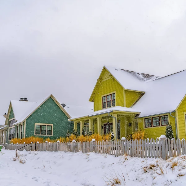 Καθαρό Square ελκυστικά σπίτια μέσα σε ένα παγωμένο τοπίο σε μια συννεφιασμένη χειμωνιάτικη μέρα στο χάραμα — Φωτογραφία Αρχείου