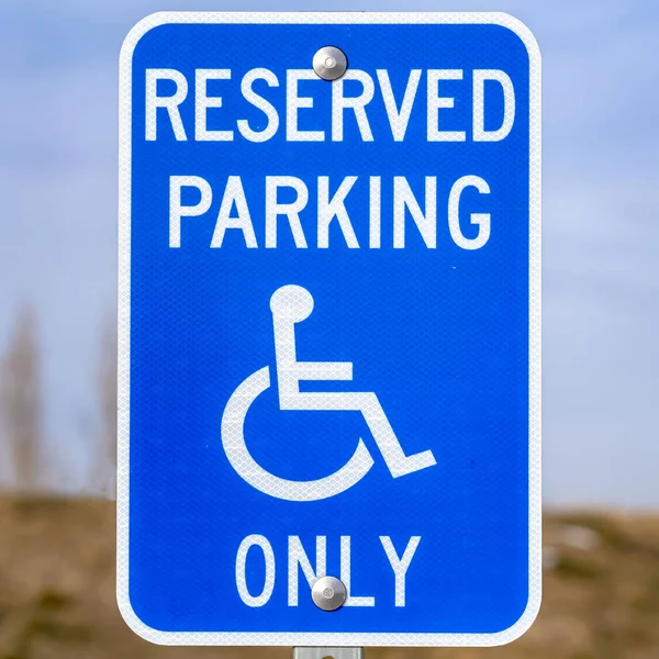 Καθαρό τετράγωνο μπλε δεσμευμένο πάρκινγκ Van προσβάσιμο σήμα με έναν άντρα σε ένα εικονίδιο αναπηρικής πολυθρόνας — Φωτογραφία Αρχείου