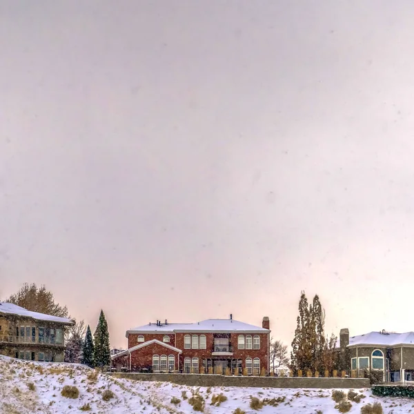 Casas Clear Square en la cima de la colina cubiertas de nieve en invierno —  Fotos de Stock