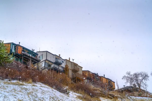Colina nevada con casas en Salt Lake City Utah — Foto de Stock
