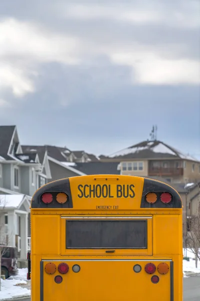 Żółty autobus szkolny z prostokątnym oknem i kilkoma światłami sygnalizacyjnymi z tyłu — Zdjęcie stockowe