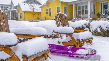 Daybreak Utah ahşap sandalye ve mor kızak arkasında Panorama Buzlu çalılık