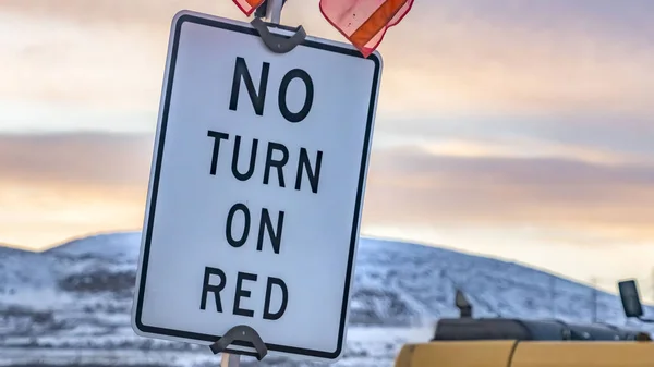 Panorama Cierre de un cartel de No Turn On Red con banderas rojas en la parte superior — Foto de Stock