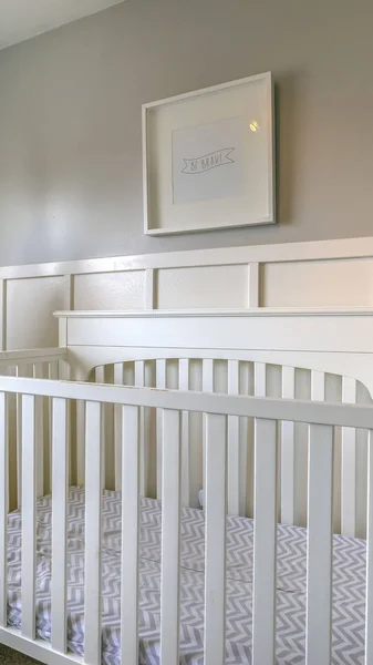 Vertical Interior de una habitación para niños con cuna de madera blanca y tipi juego —  Fotos de Stock