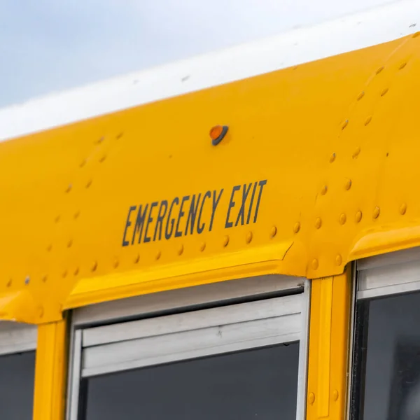 Borrar Plaza Primer plano del exterior de un autobús escolar amarillo con una señal de salida de emergencia — Foto de Stock