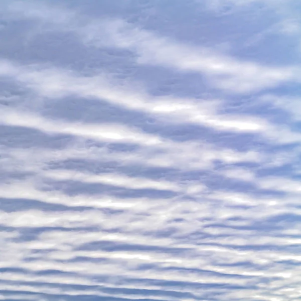 Clear Square Vue déconcentrée d'un ciel bleu sans bornes rempli de nuages blancs gonflés — Photo