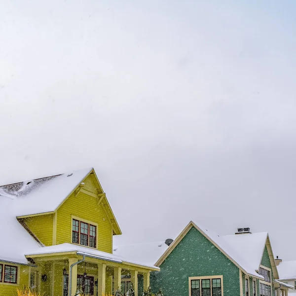 Square Apelando casas em meio a uma paisagem gelada em um dia nublado de inverno em Daybreak — Fotografia de Stock