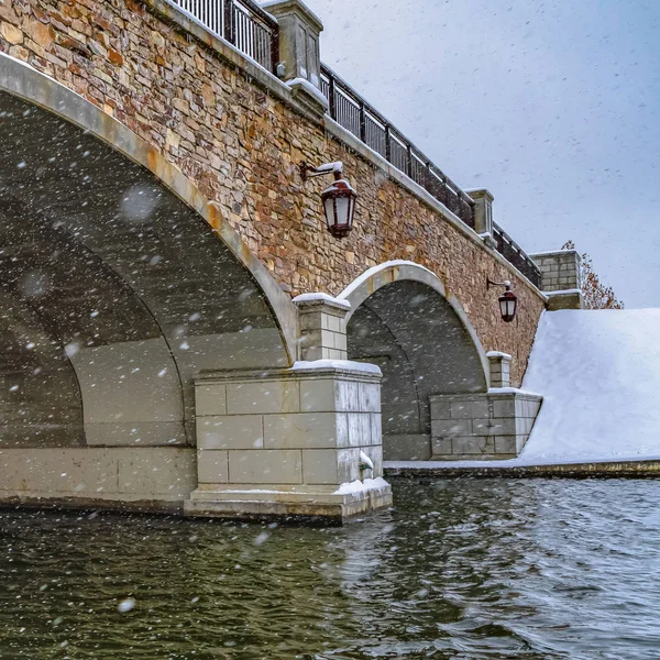 Vista cuadrada bajo el puente en el lago Oquirrh en invierno — Foto de Stock
