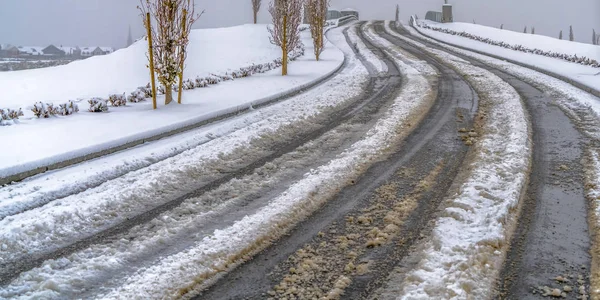 Тропы на снежной дороге в Рассвет в зимний период — стоковое фото