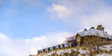 Gökyüzüne karşı karlı bir tepede Salt Lake City ev