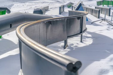 Park City Utah'taki bir kayak merkezinde snowboard ve kayak ekipmanları