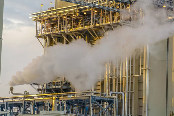 Pipe egy erőmű a Utah-völgyben felszabadító vastag gőz a levegőbe — Stock Fotó