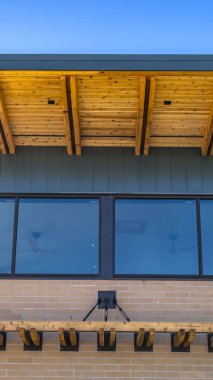 Güneşli bir günde mavi gökyüzüne karşı düz bir çatı ile Açık Dikey Kırmızı tuğla bina