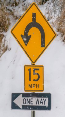 Kışın karla kaplı yamaç karşı Dikey Yol işaretleri