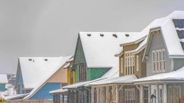 Καθαρίστε Panorama χιόνι κορυφώθηκε τα σπίτια το ξημέρωμα κατά τη διάρκεια του χειμώνα — Φωτογραφία Αρχείου