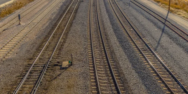 Panorama Railroad tracks en wegen met berg en levendige bewolkte blauwe hemel achtergrond — Stockfoto