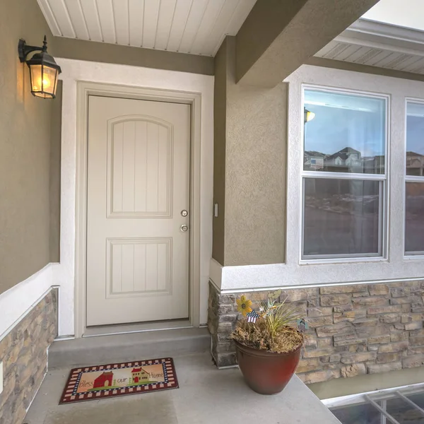 Kwadratowe białe drzwi przednie i odblaskowe okno domu z drogi i pochmurne niebo — Zdjęcie stockowe