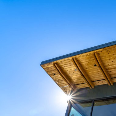 Berrak Kare Kırmızı tuğla duvar ve canlı mavi gökyüzüne karşı düz çatı ile bir binanın Dış