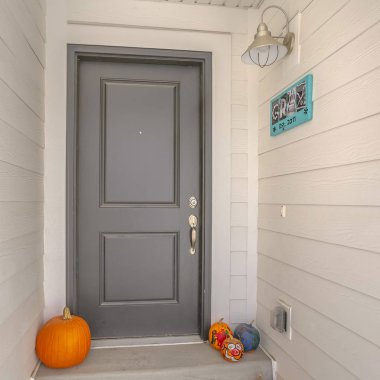 Gri kapıya giden dar bir geçit yolu ile bir evin Clear Square Entryway