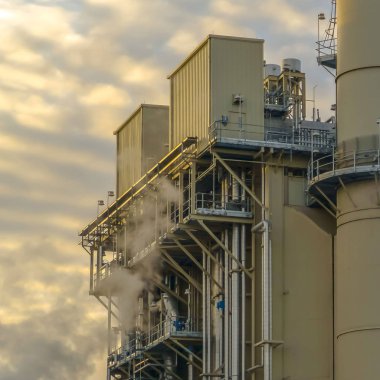 Clear Square Utah Valley Santrali'nde kaldırım ile kule ve bina kapatın