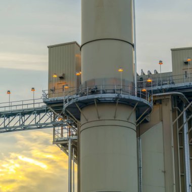 Berrak Kare Gün batımında Utah Vadisi'nde bir Elektrik Santrali büyük kule kapatın