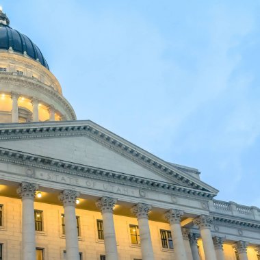 Clear Square Bulutlu mavi gökyüzü arka plan ile muhteşem Utah State Capital Binası
