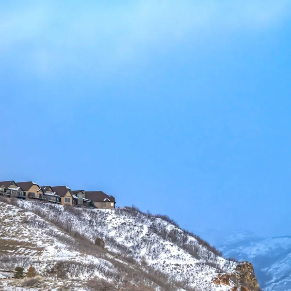 Place Belles maisons construites au sommet d'une montagne couverte de neige en hiver — Photo