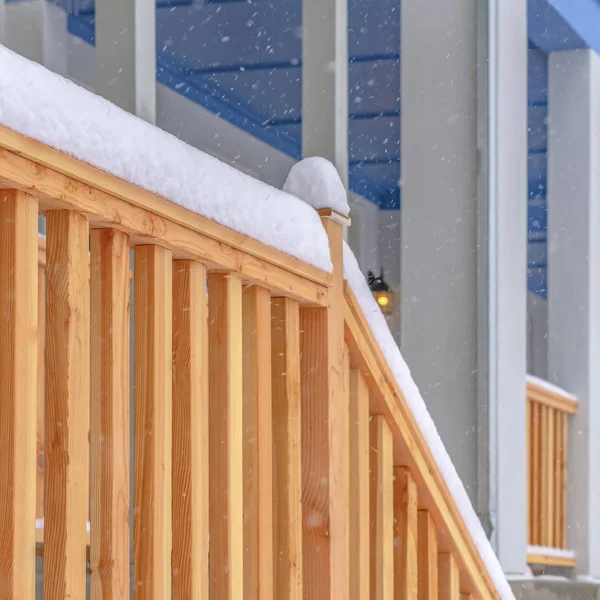 Clear Square Vista de invierno de las escaleras que conducen al porche delantero de una casa con balcón — Foto de Stock