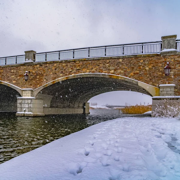 Borrar Plaza Puente arqueado y sendero nevado el lago en el amanecer — Foto de Stock