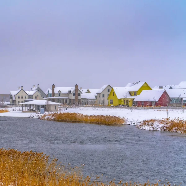 Borrar Plaza Casas de amanecer alrededor del lago Oquirrh visto en invierno — Foto de Stock