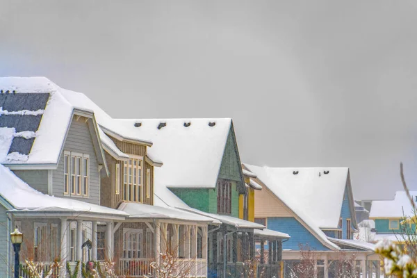 Casas cubiertas de nieve en el amanecer durante el invierno — Foto de Stock