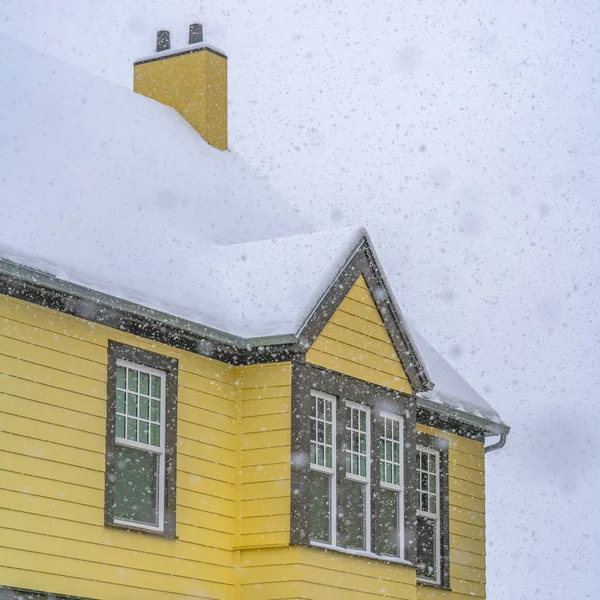 ユタ州デイブレイクの黄色い家に降る雪 — ストック写真