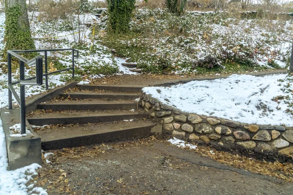 Colina cubierta de nieve durante el invierno en Salt Lake City con un sendero y escaleras — Foto de Stock