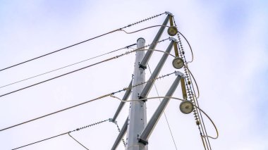 Panorama Havai güç hatlarını destekleyen yükselen bir metal direğe bakıyor