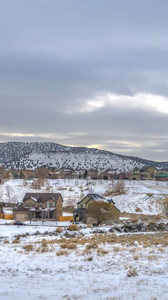 Függőleges Frosty város otthonok, hogy ellentétben a takaró a hó télen — Stock Fotó