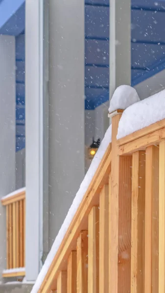 Vertical Vista de invierno de las escaleras que conducen al porche delantero de una casa con balcón — Foto de Stock