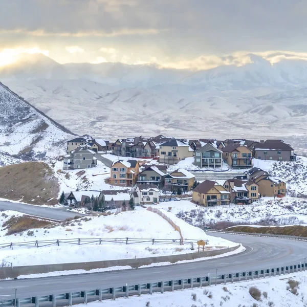 Kışın karla kaplı büyük bir dağda rüzgarlar Clear Square Asfalt yol