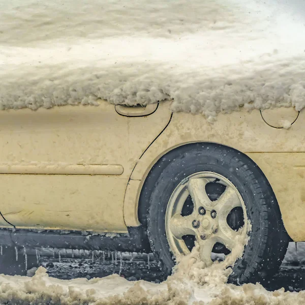 Square White coche cubierto de nieve en una carretera helada y húmeda en Daybreak Utah — Foto de Stock