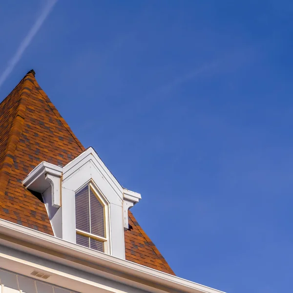 Kwadratowy dach i Steeple budynku z tętniącym życiem błękitnym niebem w tle — Zdjęcie stockowe