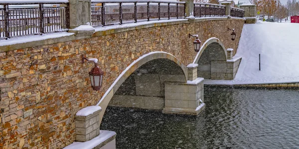 Puente arqueado de un lago en el amanecer durante el invierno — Foto de Stock