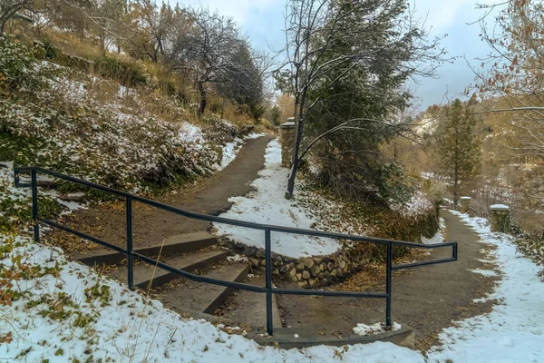 Camino y escaleras en una colina cubierta de nieve durante el invierno en Salt Lake City — Foto de Stock