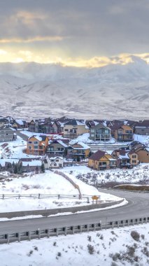 Kışın karla kaplı büyük bir dağda rüzgarlar Açık Dikey Döşeli yol