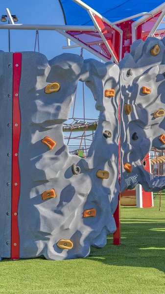 Attrezzature per parchi giochi verticali in un parco sotto il cielo blu in una giornata di sole — Foto Stock