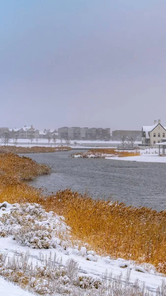 Hogares claros de rompedías verticales alrededor del lago Oquirrh vistos en invierno — Foto de Stock