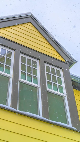 하늘에 대한 노란색 벽과 반사 유리 창과 새벽 유타에서 맑은 수직 홈 — 스톡 사진